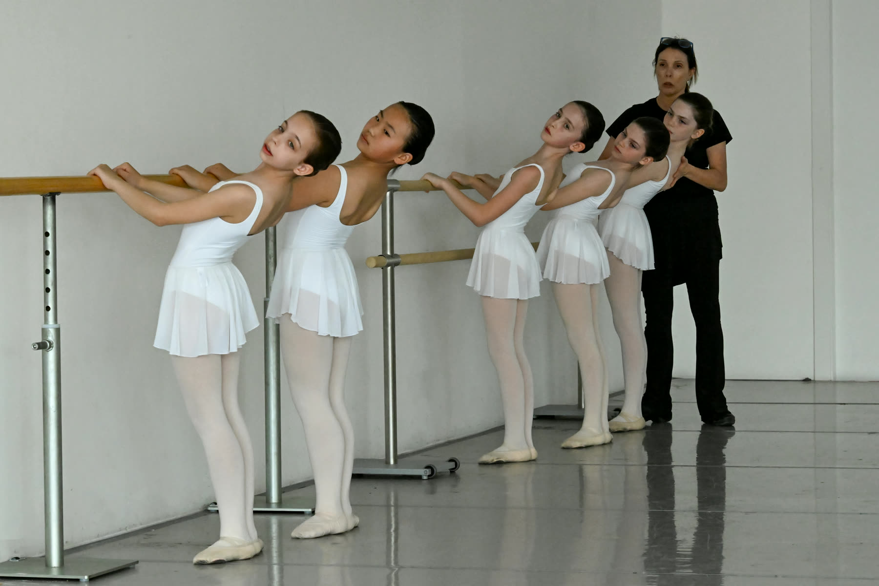 Bambine durante una lezione di propedeutica alla danza a Verona