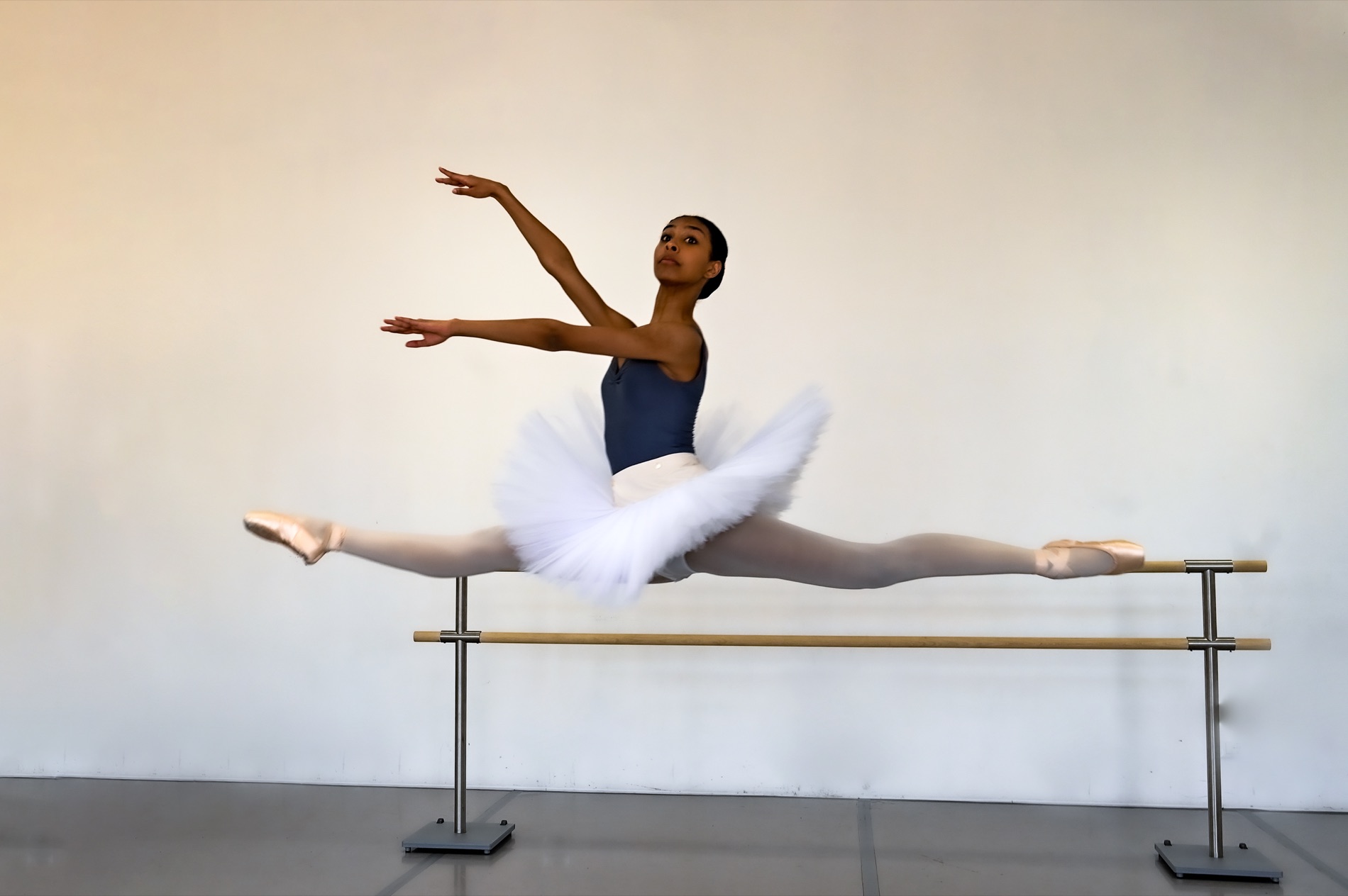 Allievi in sospensione durante una lezione in sala danza