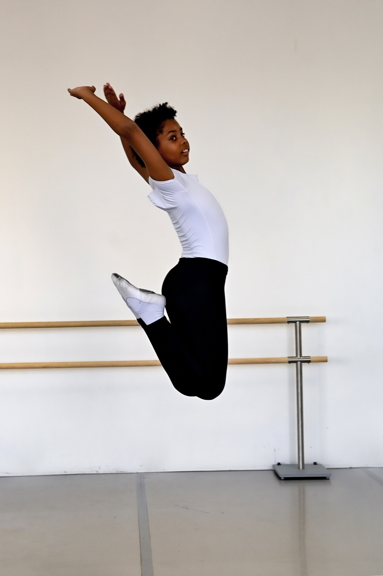 Allieva del Centro Formazione Danza Verona durante un salto in sala